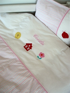 Kinderbettwäsche mit Namen, gestreift, rot/rosa